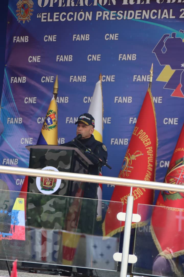 Al despliegue del Plan República en Los Próceres, también asistieron el fiscal general <a href="/MinpublicoVEN/">Ministerio Público venezolano</a>, Dr. <a href="/TarekWiliamSaab/">Tarek William Saab</a>; el <a href="/Defensoria_Vzla/">Defensor del Pueblo</a>, Dr. <a href="/aruizddp/">Alfredo Ruiz</a>; y el vicepresidente Sectorial para la Seguridad Ciudadana y la Paz, A/J <a href="/CeballosEnLinea/">Remigio Ceballos Ichaso.</a>.