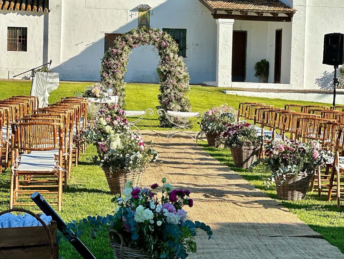 dehesabolanos's tweet photo. Noches de verano 💫 🌝 Perfectas para celebrar 🥂
Boda P&amp;L 🤍💛 #dehesabolaños 
#bodasalairelibre #fincaparabodas #ceremoniasciviles #decowedding #bodasconencanto #bodas2024 #bodascadiz #chiclana #jerez #cadiz https://t.co/K9AIIYlT1s