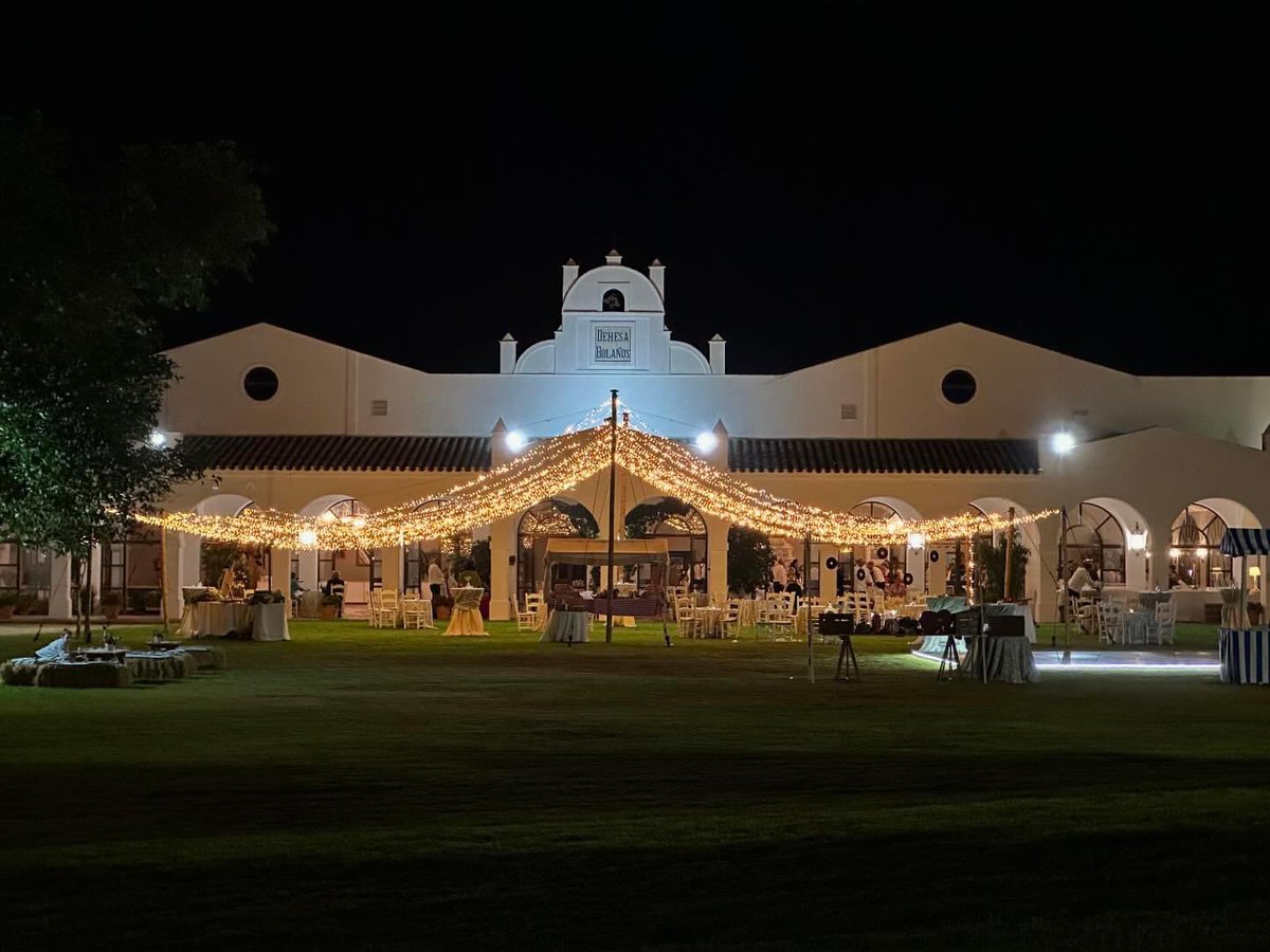 dehesabolanos's tweet photo. Noches de verano 💫 🌝 Perfectas para celebrar 🥂
Boda P&amp;L 🤍💛 #dehesabolaños 
#bodasalairelibre #fincaparabodas #ceremoniasciviles #decowedding #bodasconencanto #bodas2024 #bodascadiz #chiclana #jerez #cadiz https://t.co/K9AIIYlT1s