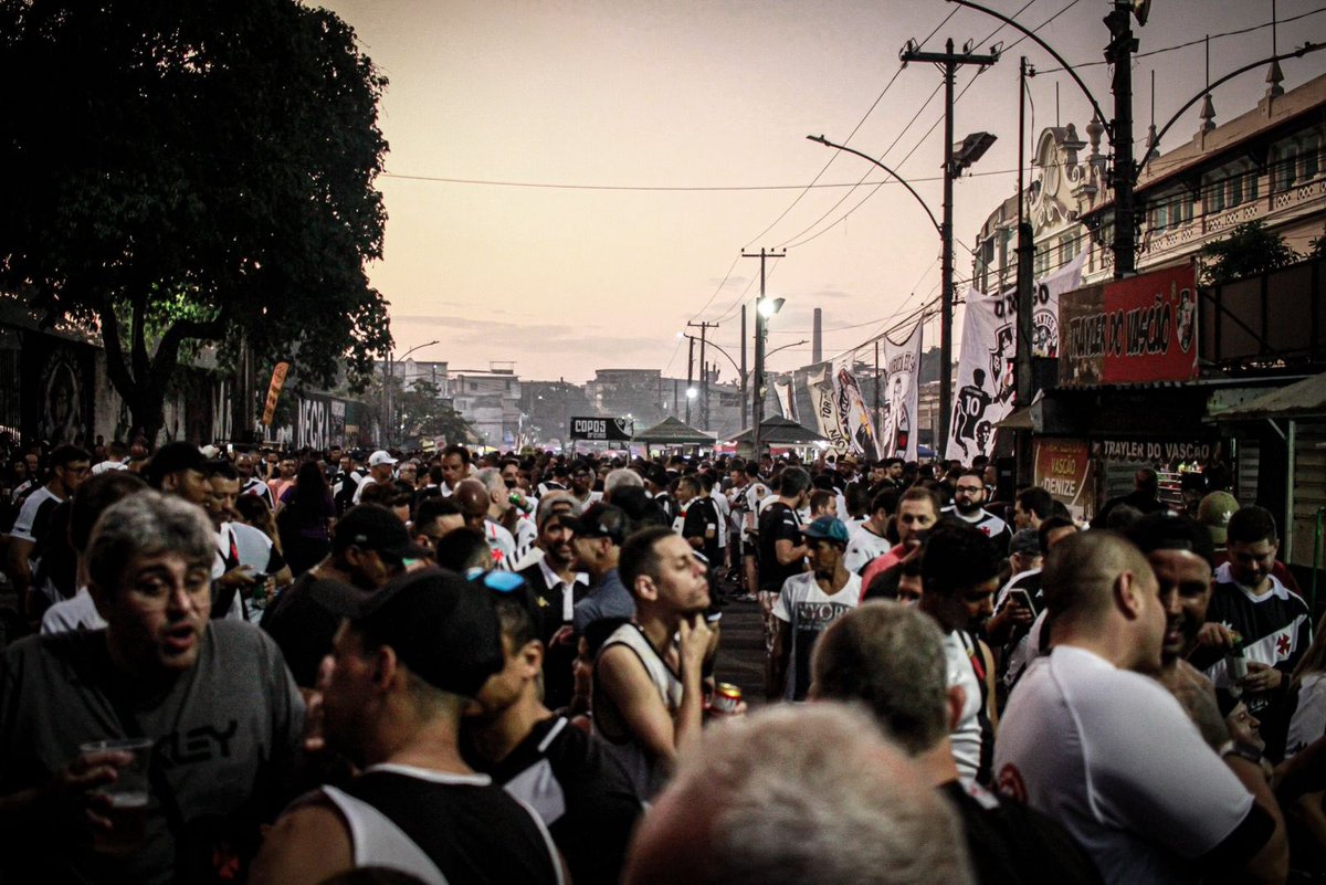 newscolina's tweet photo. Vasco vai abrir um cadastro para que moradores das comunidades do entorno de São Januário se inscrevam para trabalhar nas obras da reforma.

O clube vai oferecer cursos para capacitar esses profissionais antes de serem contratados.

Essa ação faz parte de uma iniciativa de Pedrinho que visa manter o ganha pão dos trabalhadores que ganham a vida em dias de jogo do Vasco.

📰 | @ThiagoMCarvalho 
📸 | Matheus Lima