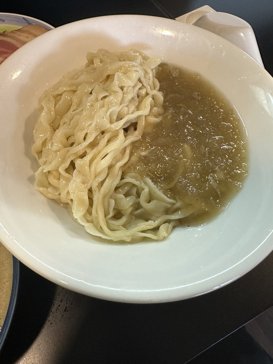 senjusan's tweet photo. 飛鶏さんで濃厚地鶏つけそば特上を頂きました😋
クソ暑かったのでつけそば狙いでしたが清つけ濃つけとも売り切れ💦
イケ麺店主の粋な計らいで泣きの一杯🤣
麺は浅利？蜆？のジュレ付き仕様で鶏の旨みが凝縮したスープと混ざり合うと新たな一面が顔を出す🤤
やっぱり今日も控えめに言って宇宙一でした😂 https://t.co/iSdYL0pw59
