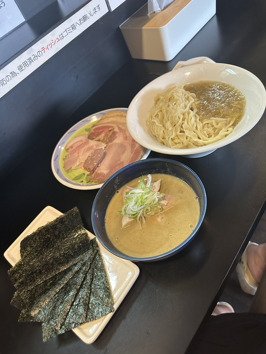 senjusan's tweet photo. 飛鶏さんで濃厚地鶏つけそば特上を頂きました😋
クソ暑かったのでつけそば狙いでしたが清つけ濃つけとも売り切れ💦
イケ麺店主の粋な計らいで泣きの一杯🤣
麺は浅利？蜆？のジュレ付き仕様で鶏の旨みが凝縮したスープと混ざり合うと新たな一面が顔を出す🤤
やっぱり今日も控えめに言って宇宙一でした😂 https://t.co/iSdYL0pw59