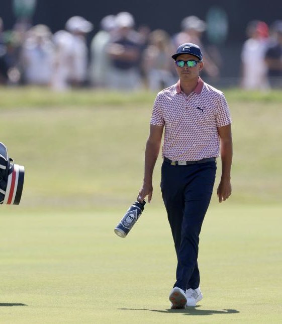 A1Cooper's tweet photo. @NoLayingUp @FootJoy @TronCarterNLU channeling his inner Rickie with a comfort bottle for the majority of this round. https://t.co/Ywnmiul2r2