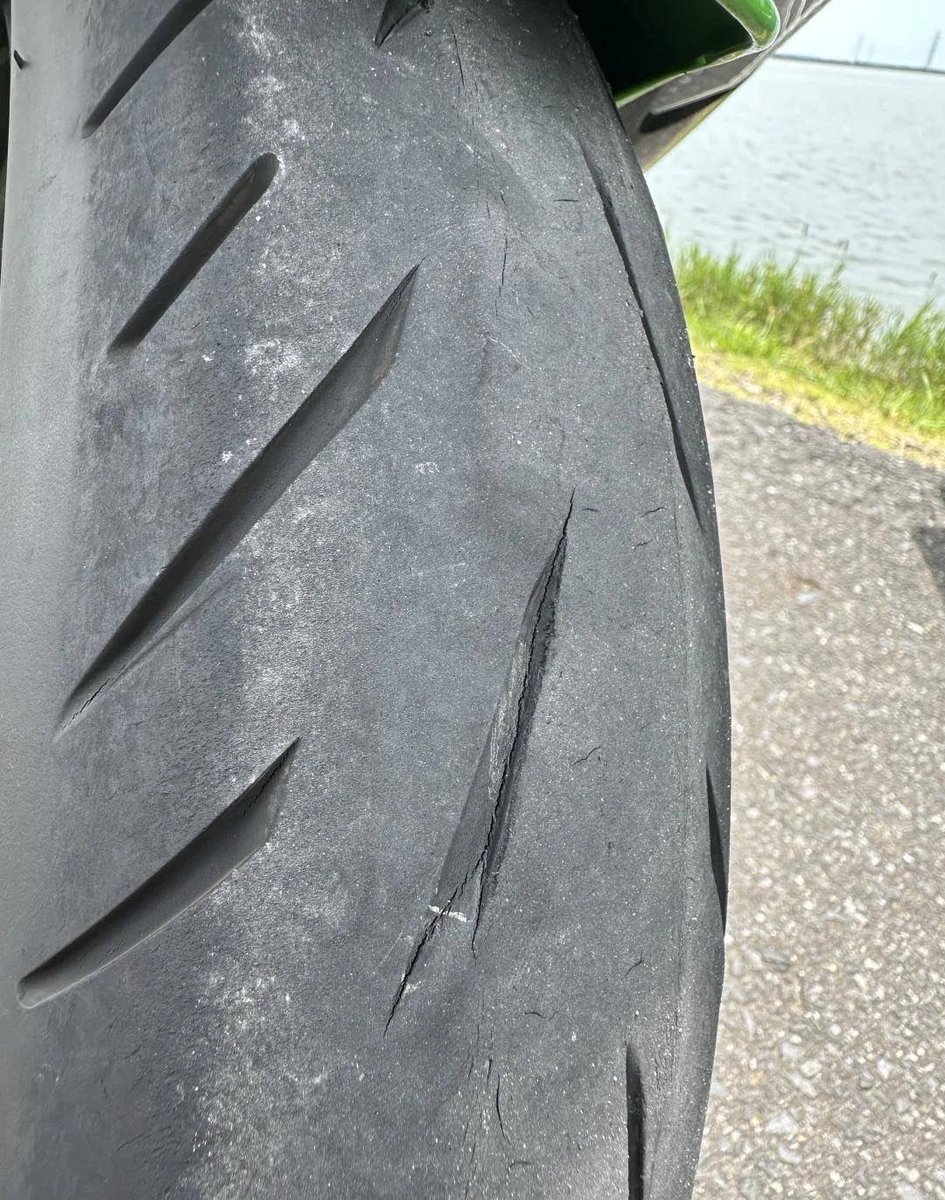 最近の天気もだんだん暑くなってきましたね🥵
でも暑い日にバイクで海に行くのも楽しいですよ!🏍😀
かったそれに温度バイクも買い替えが必要ですね#オートバイ #オートバイのある風景 #オートバイのある生活 #オートバイ好きな人と繋がりたい #オートバイ #kawasaki #kawasakiz900 #kawasaki400