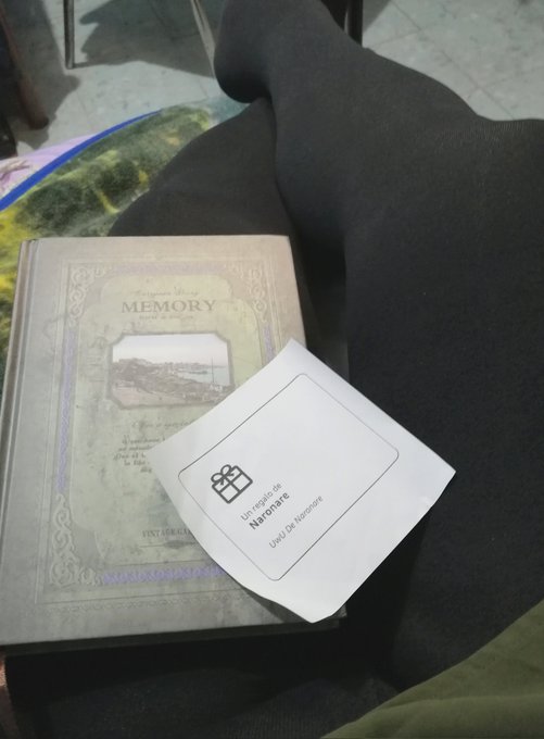 Me regalaron un cuadernito y unas mallas de mi wishlist 🥰🥰 https://t.co/OroPslcIMc