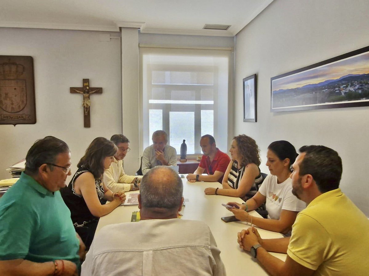 _mcontreras's tweet photo. En septiembre @FomentoAND ejecutará obras de mejora de la travesía de #Mengíbar hasta el nuevo acceso a #GEOLIT
Nueva apuesta de mejora por parte de la @AndaluciaJunta en carreteras de nuestra provincia. Hemos mantenido reunión con el @AytoMengibar para planificar su ejecución https://t.co/MCL9xklVTq