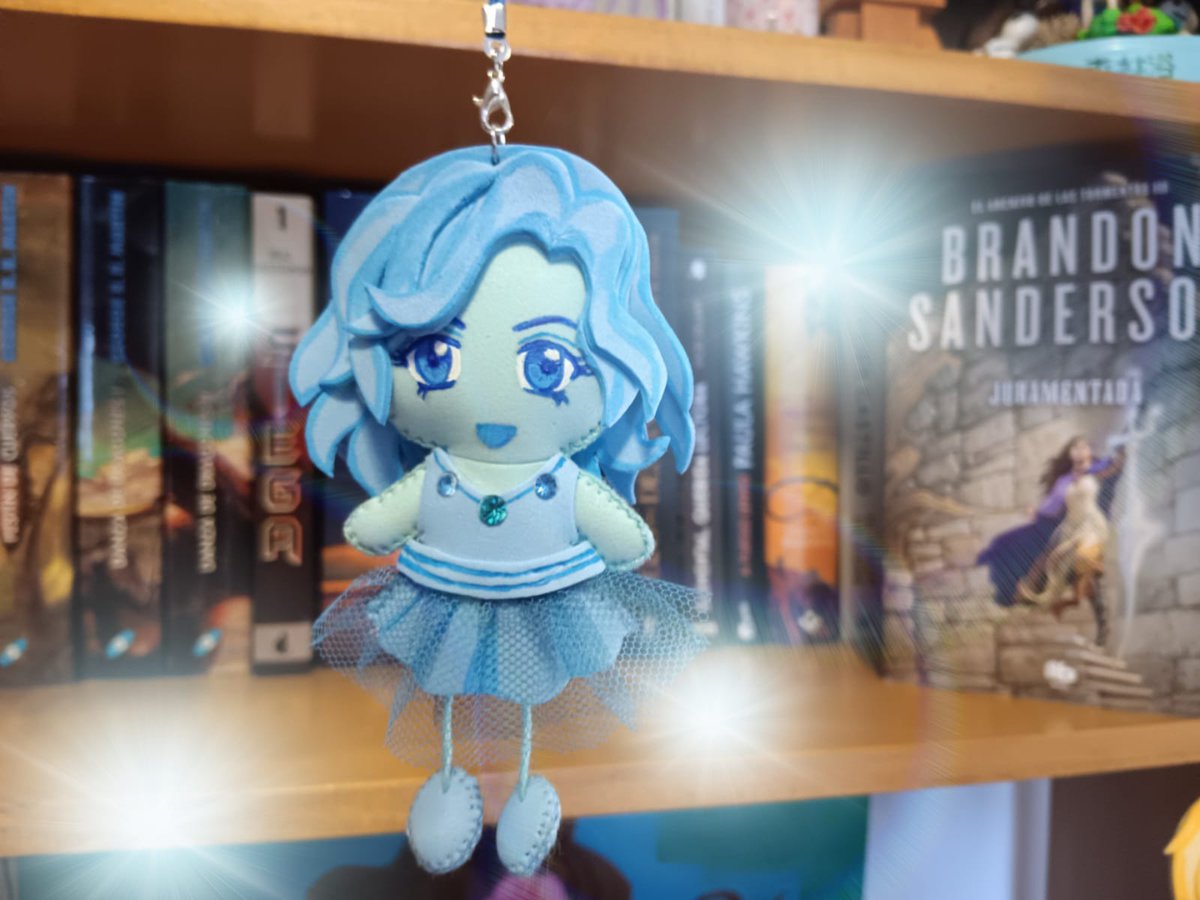 RoserSilvestre's tweet photo. Mi amiga Inma ha hecho a esta Syl taaaan adorable 😍😍😍. Me encanta!!
#sylphrena #spren #stormligharchive #elarchivodelastormentas #honorspren https://t.co/yH70mEJ5FY