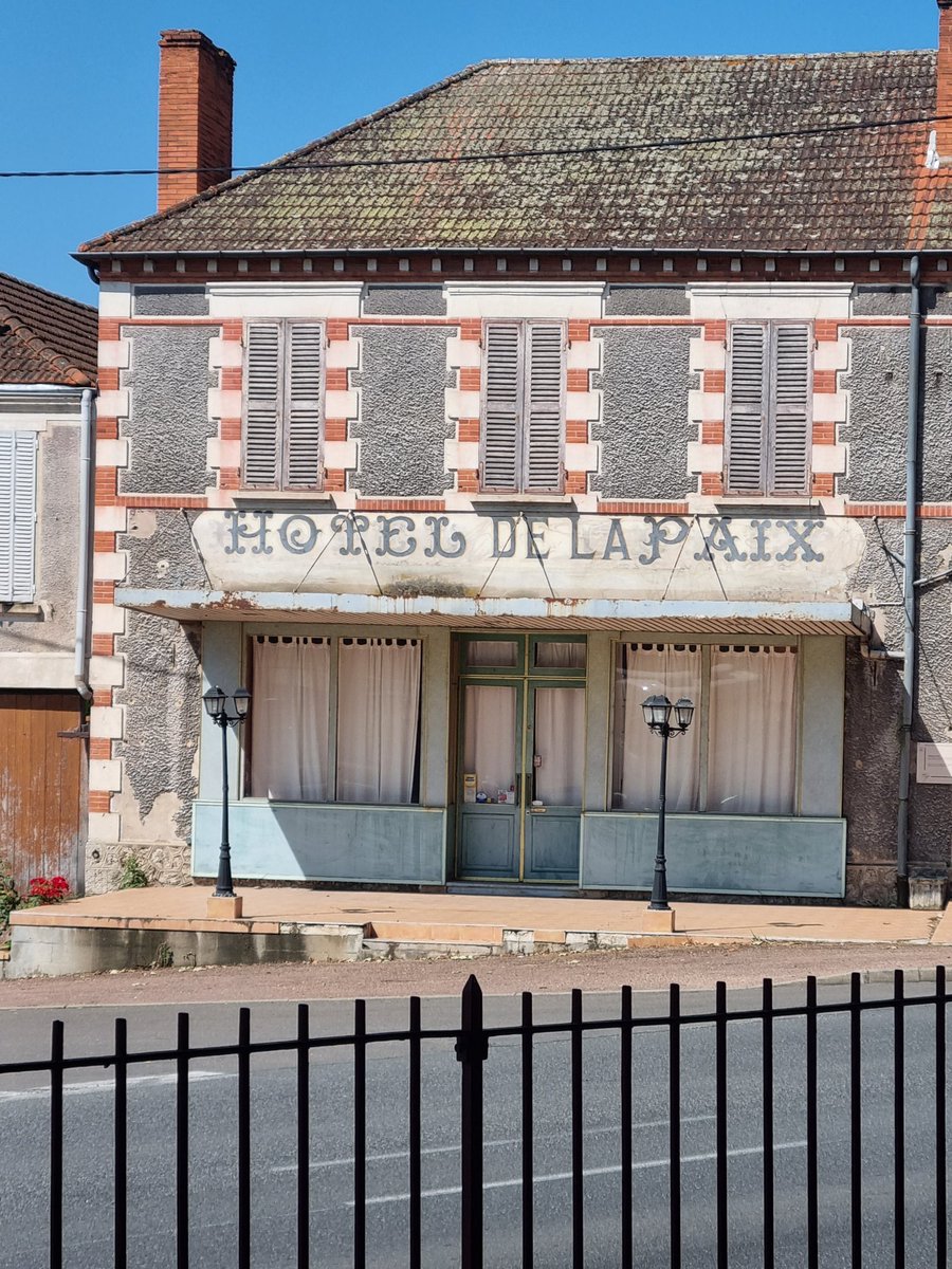 BenmiloudKarim's tweet photo. ✒️📚 Quelle émotion que de découvrir le petit musée James JOYCE, à St-Gérand-le-Puy (Allier), le village où l'écrivain irlandais se réfugia, avec son petit-fils Stephen, de déc. 1939 à la fin 1940, avant de mourir à Zurich le 13 janv. 1941, quelques jours après son arrivée. https://t.co/lHum9FJl3O