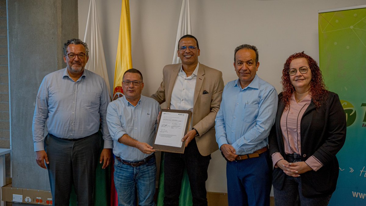 El presidente de la #JEP, magistrado Roberto Vidal, y el secretario ejecutivo, Harvey Suárez, visitaron el Tecnológico de Antioquia (<a href="/tecdeantioquia/">TdeA</a>), donde tuvieron un almuerzo de trabajo con el rector de esa institución, Leonardo García Botero, la decana de la Facultad de
