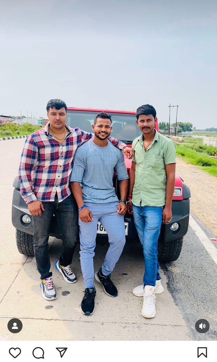 InfactMediaIN's tweet photo. ये हैं, @Uppolice के जवान आदित्य सिंह यादव जो की इंस्टाग्राम में छाए हुए हैं, घाटमपुर क्षेत्र के हिस्ट्रीशीटर गैंगस्टर मोनू उर्फ सुमित सचान के साथ माफिया गुंडा स्टाइल में नज़र आ रहें हैं, @myogiadityanath आपके राज में पुलिस की गुंडों से खुली मित्रता है, क्या बात है..? 1/2 https://t.co/3ZWSCX1zwy