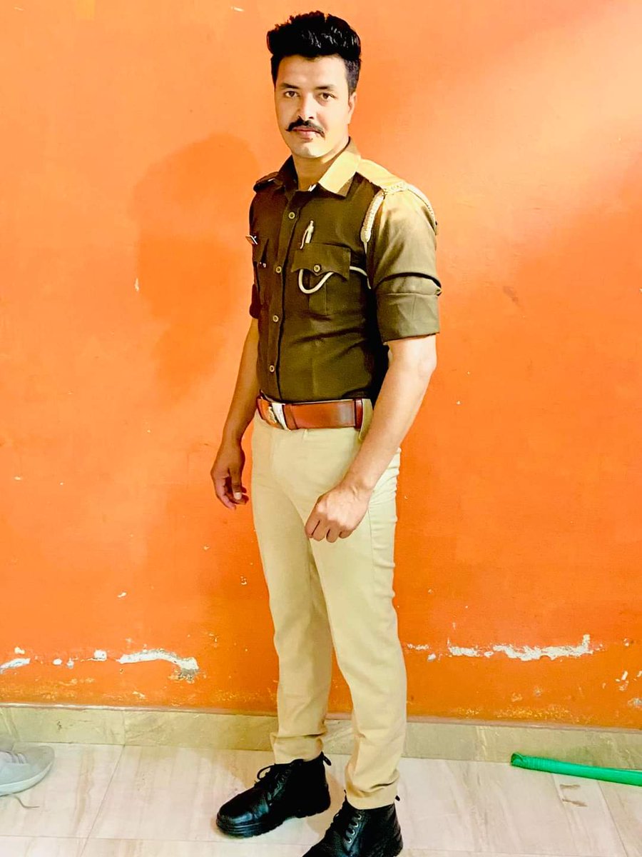 InfactMediaIN's tweet photo. ये हैं, @Uppolice के जवान आदित्य सिंह यादव जो की इंस्टाग्राम में छाए हुए हैं, घाटमपुर क्षेत्र के हिस्ट्रीशीटर गैंगस्टर मोनू उर्फ सुमित सचान के साथ माफिया गुंडा स्टाइल में नज़र आ रहें हैं, @myogiadityanath आपके राज में पुलिस की गुंडों से खुली मित्रता है, क्या बात है..? 1/2 https://t.co/3ZWSCX1zwy