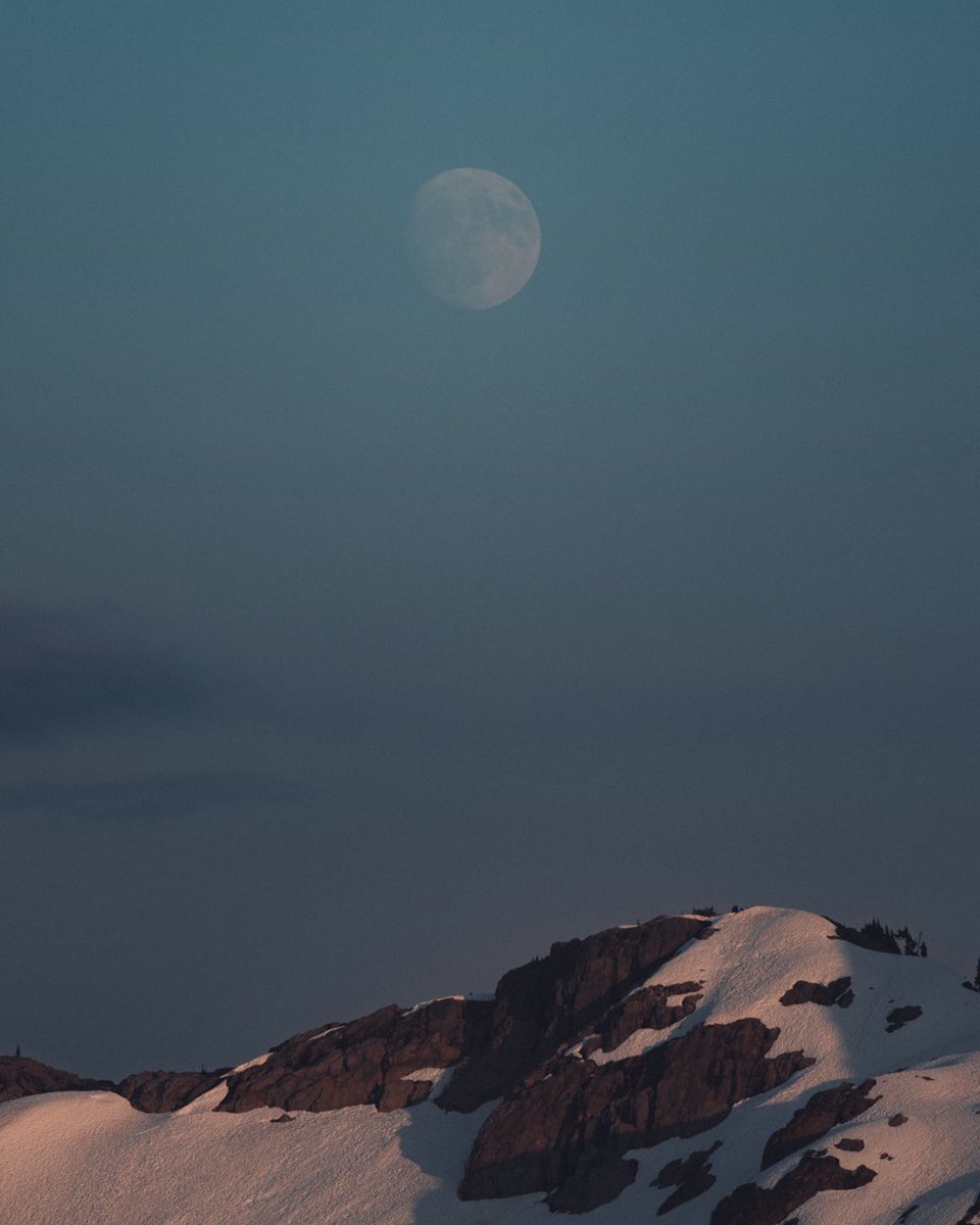 sky_greene's tweet photo. Mountain moon rises in the North Cascades. 
Also trying to incorporate more timelapses at the expense of mosquitos in my shots haha https://t.co/AwwnM4nUzj
