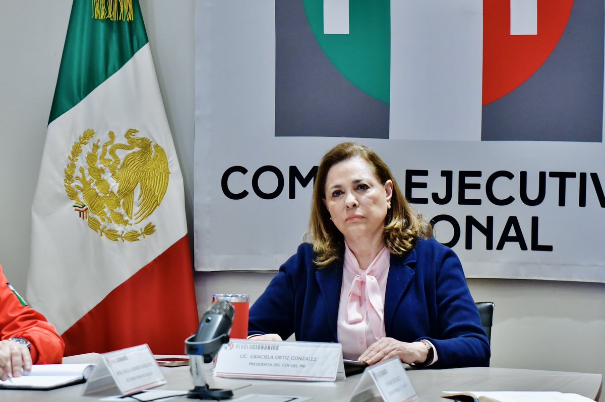 PRI_Nacional's tweet photo. Nuestra Presidenta, @GOrtizGlez, y nuestro Secretario General, @miguelalonsogob, se reunieron de forma remota con las dirigencias de los Comités Directivos Estatales para dar seguimiento a las tareas de fortalecimiento partidista en las entidades federativas.

Las y los priistas trabajamos unidos para que a México y a las familias les vaya bien.
