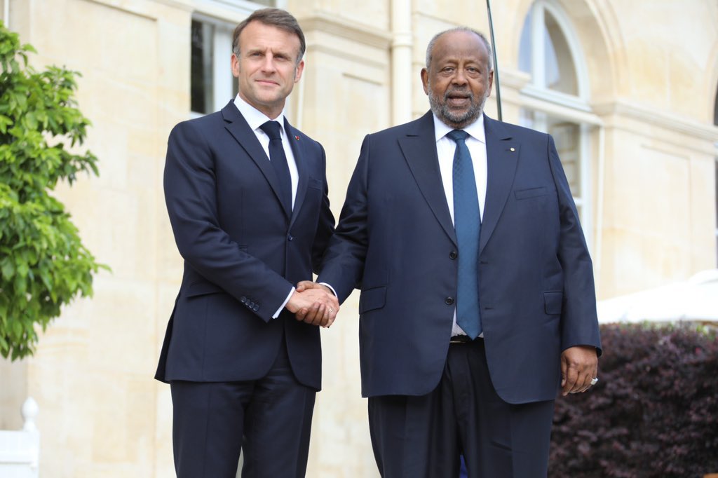 A_Kamil_Mohamed's tweet photo. 🇩🇯 🤝 🇫🇷 Le Président @EmmanuelMacron et le Président @IsmailOguelleh ont signé un accord renouvelant notre partenariat de défense. 

Cet accord réaffirme les liens historiques et amicaux entre nos pays, encadrant la présence stratégique des @FFDJ_Officiel. https://t.co/a9IV41HunS
