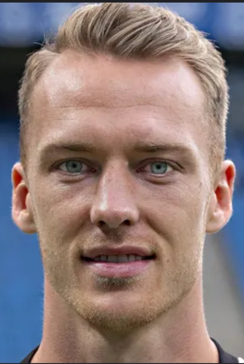 Es soll wohl Unstimmigkeiten zwischen schonlau und Rammel geheben haben. Schonlau meinte im Interview mit ficker er habe seine Mutter beleidigt. #RammelHSV