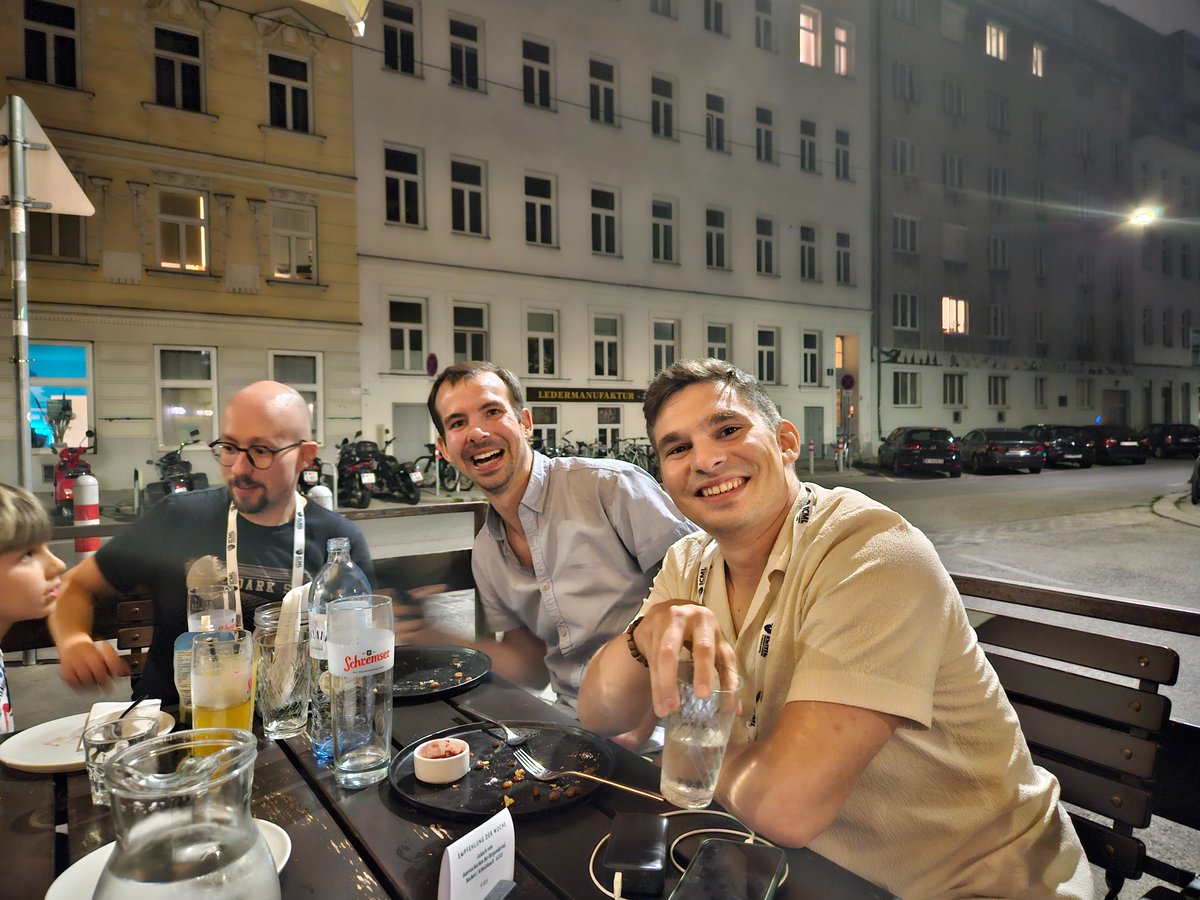 Best part of ICML so far! Fun dinner with lots of nice people working on graph machine learning and beyond.