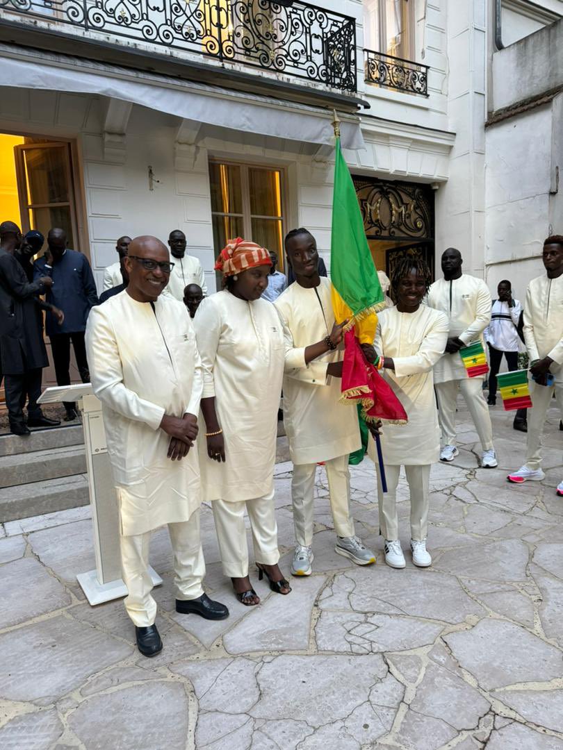 jojdakar2026's tweet photo. 🇸🇳 La Ministre des Sports, de la Jeunesse et de la Culture @KHADYDIENEGAYE a procédé ce soir à la remise du drapeau aux athlètes sénégalais qui défendront les couleurs du #Senegal aux Jeux Olympiques @Paris2024 🫡

#Paris2024 #Dakar2026 https://t.co/WtFRwodr36