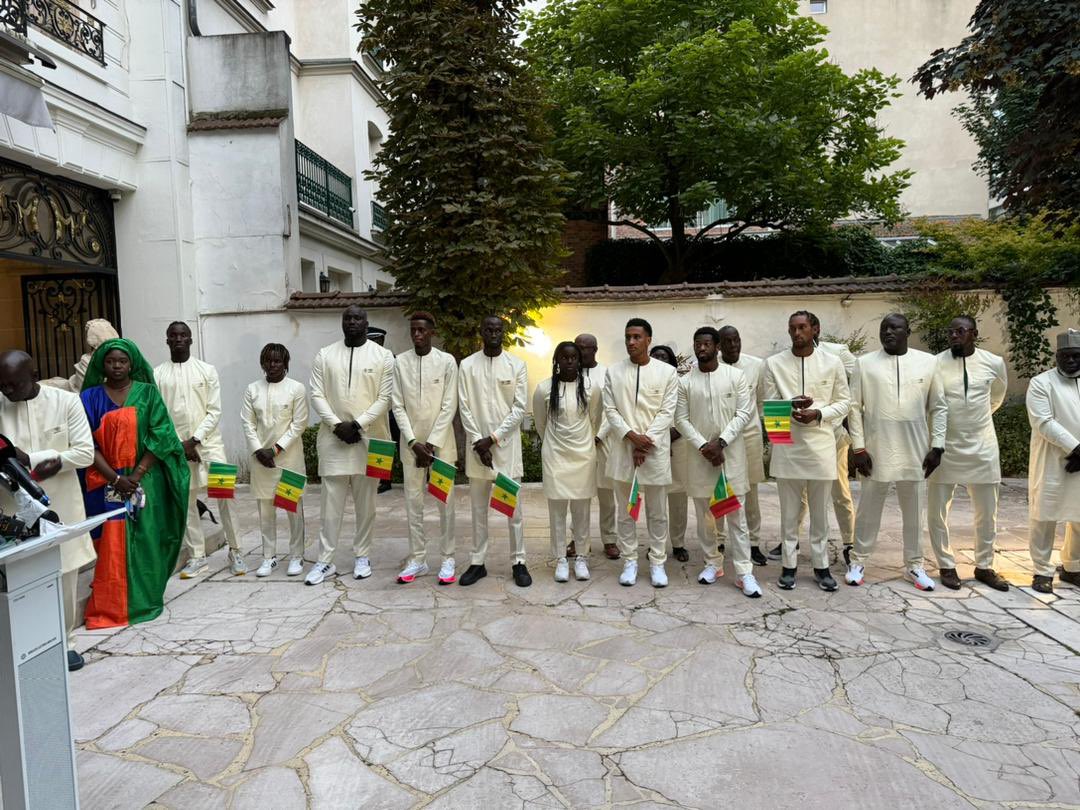 jojdakar2026's tweet photo. 🇸🇳 La Ministre des Sports, de la Jeunesse et de la Culture @KHADYDIENEGAYE a procédé ce soir à la remise du drapeau aux athlètes sénégalais qui défendront les couleurs du #Senegal aux Jeux Olympiques @Paris2024 🫡

#Paris2024 #Dakar2026 https://t.co/WtFRwodr36