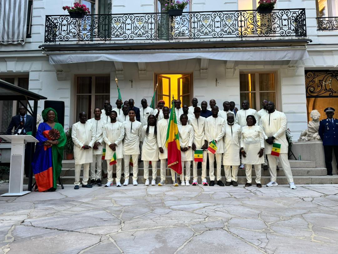 jojdakar2026's tweet photo. 🇸🇳 La Ministre des Sports, de la Jeunesse et de la Culture @KHADYDIENEGAYE a procédé ce soir à la remise du drapeau aux athlètes sénégalais qui défendront les couleurs du #Senegal aux Jeux Olympiques @Paris2024 🫡

#Paris2024 #Dakar2026 https://t.co/WtFRwodr36