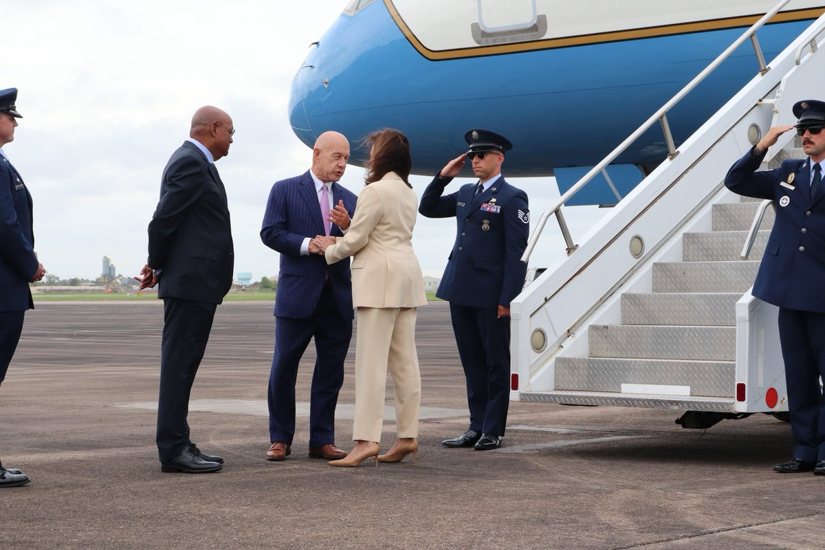 Honored to welcome #VP Kamala Harris to Houston. Looking forward to briefing her on our recovery progress and introducing her to many of the first responders and dedicated staff helping to clean storm debris and restore our services. #VP #VPHarris #hurricaneberyl #stormrecovery