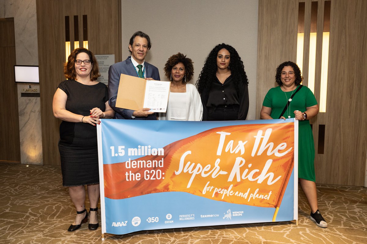 AvaazBR's tweet photo. Mais de 1,5 milhão de vozes exigem um mundo mais justo! Hoje entregamos esta mensagem direto ao Ministro @haddad_fernando. Enquanto a #G20Summit acontece no Rio, junte-se a nós para exigir dos líderes mundiais que taxem os ricos pelas pessoas e pelo planeta! #TaxTheRich https://t.co/LjC7vFh0go