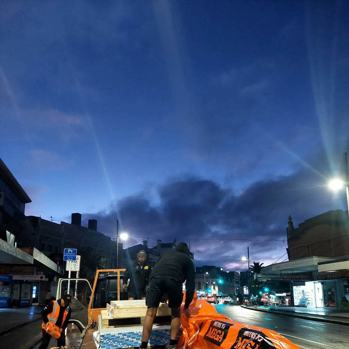 _kick_back's tweet photo. Early start down at Kick Back this morning. Our supplies for our offices turned up this morning.

Thanks so much to @mitre10nz and The Kindness Collective for their generous donation. And @travmischiefski to you and your team for *literally* doing all the heavy lifting. https://t.co/JVNBhbkuxT