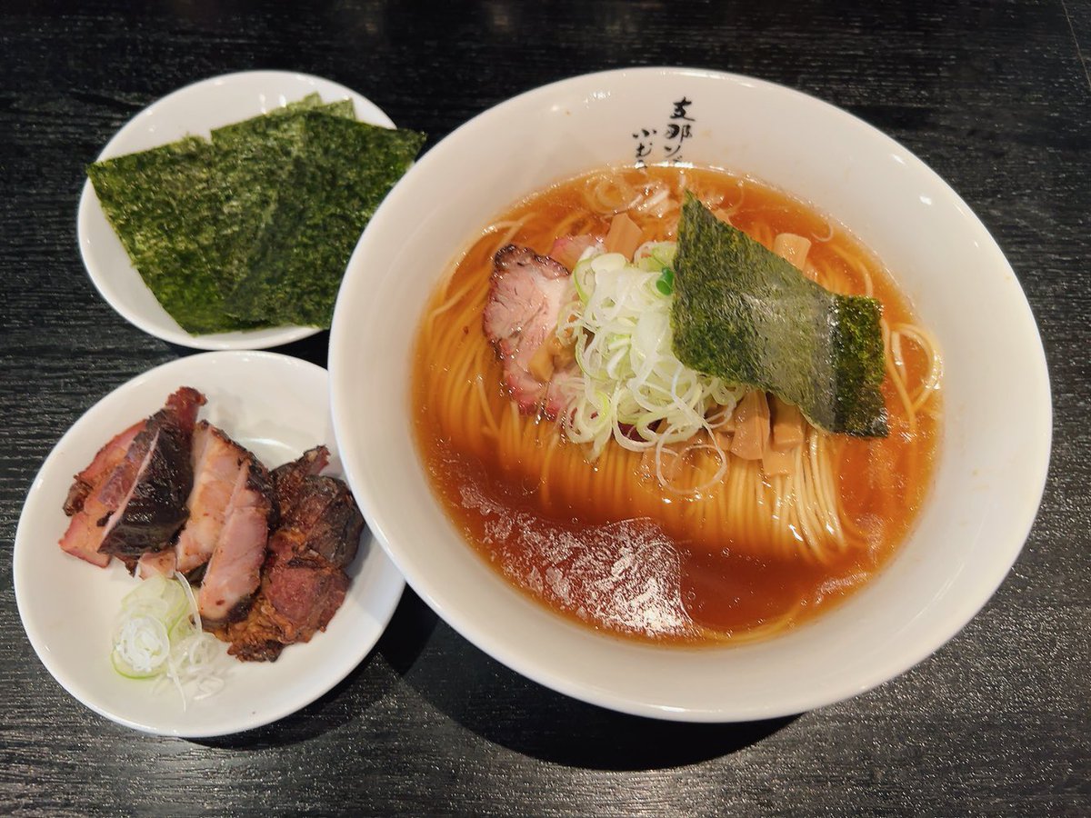 yazoo_226's tweet photo. 支那ソバ 小むろ@行徳
支那ソバ(醤油)＋海苔5枚＋刻みチャーシュー

ランチは此方へ。

醤油ダレの香りや旨味と共に穏やかで優しい出汁が沁みるスープは何度味わってもド安定の激ウマ。
別皿刻みチャーには自家製辣油をかけて海苔で巻いてスープに浸して頬張るのがやっぱ最高♪
 
ごちそうさまでした！ https://t.co/TQIzC9JUwZ