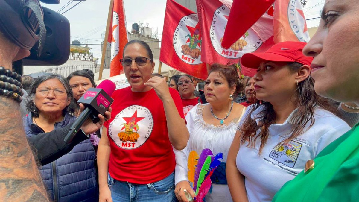 MST_Mexico's tweet photo. #Mujeres Campesinas entregaron en la casa de transición de la Presidenta Electa @Claudiashein el documento “Nunca Más un Campo sin Mujeres”, complemento del #Llamamiento Campesino e Indígena por la #SoberaniaAlimentaria Movimiento Social por la Tierra #MST #UNTA #CNPA #CIOAC-JDLD https://t.co/gOwcZq6Swk