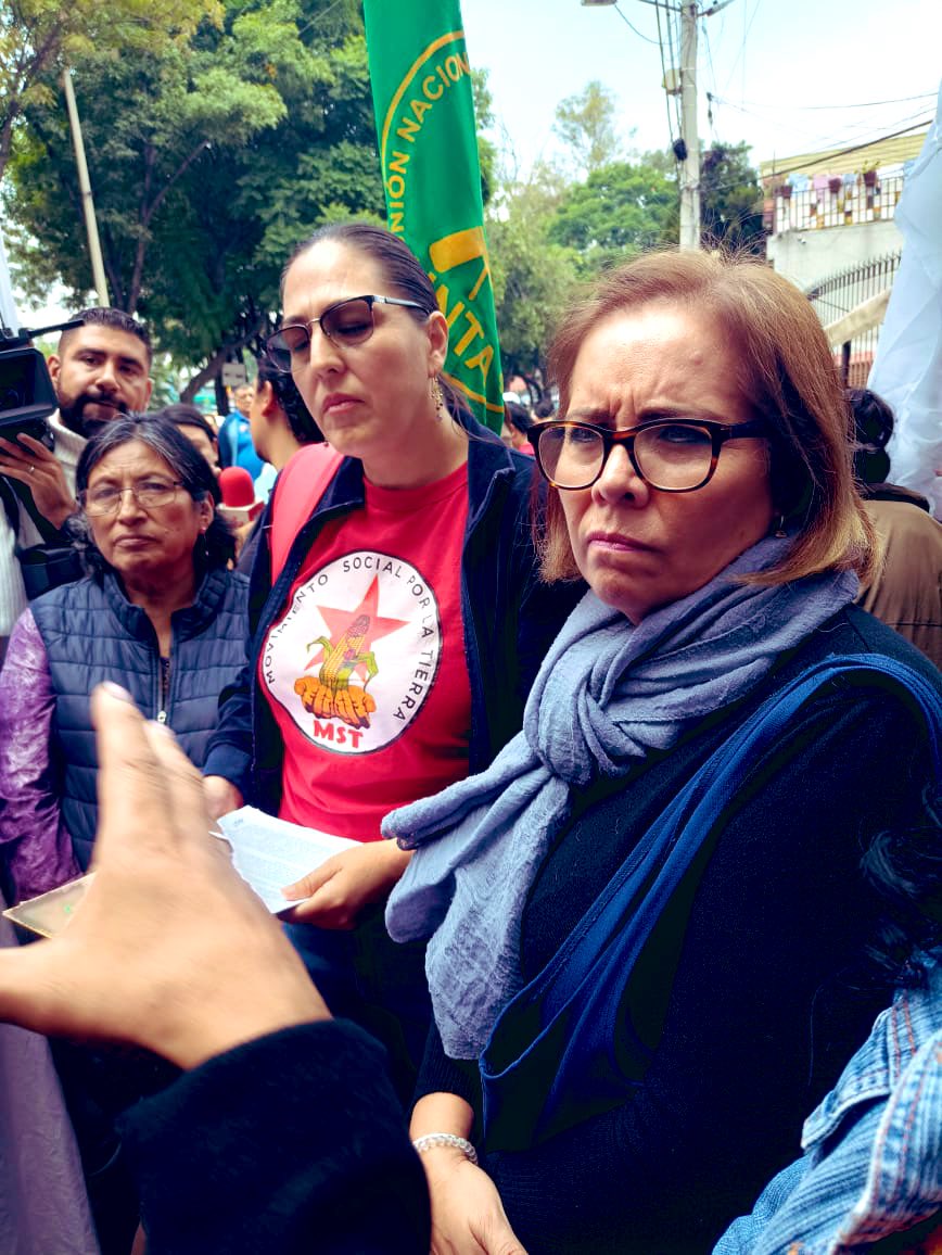 MST_Mexico's tweet photo. #Mujeres Campesinas entregaron en la casa de transición de la Presidenta Electa @Claudiashein el documento “Nunca Más un Campo sin Mujeres”, complemento del #Llamamiento Campesino e Indígena por la #SoberaniaAlimentaria Movimiento Social por la Tierra #MST #UNTA #CNPA #CIOAC-JDLD https://t.co/gOwcZq6Swk
