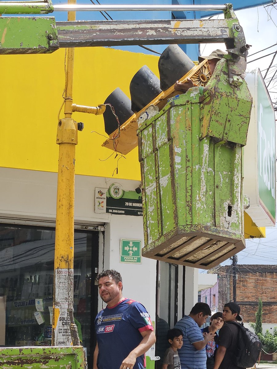 fotojarocha's tweet photo. Se la rifaron los de @ssptransitover ya repararon el semáforo en la avenida 20 de noviembre y Sarabia #Xalapa @VialidadXalapa @Taxi_Xalapa https://t.co/VhAmZpkUbl