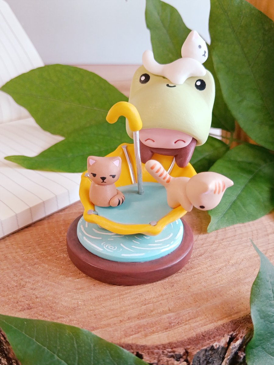 kiboochan's tweet photo. Hello 😊👋

I'm finally revealing this little Froggy Kiboo with his tiny friends 😍
It will be available TOMORROW
It is made with Cernit polymer clay, wire and paint. 

He's not very big but perfect to be a desk little buddy 🤗
Feel free to share ❤️ 

#cats #polymerclayart https://t.co/QCL7tgSFHX
