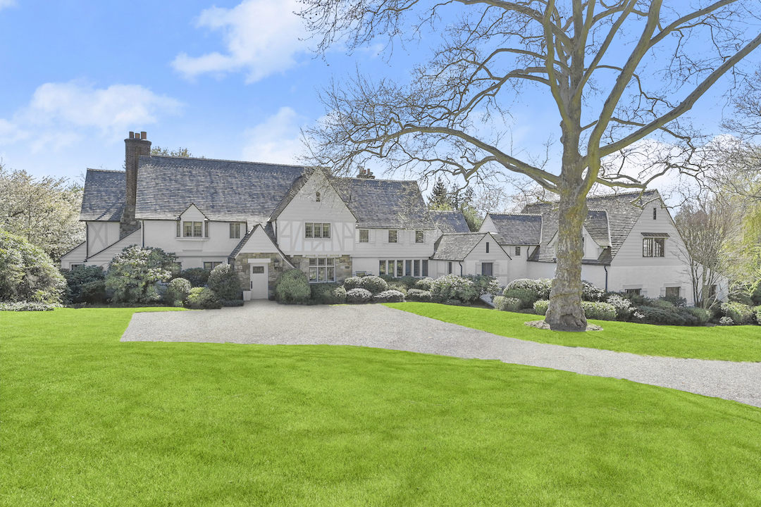 LuxuryPortfolio's tweet image. Discover this updated 6-bedroom home on 1.35 acres in #BelleHavenPeninsula. Enjoy sunlit interiors, a #ChefsKitchen, spacious rooms, and a Great Room above the 6-car garage. Full listing: bit.ly/3WlC6B4 #LuxuryPortfolio #LuxuryHomes #GreenwichConnecticut