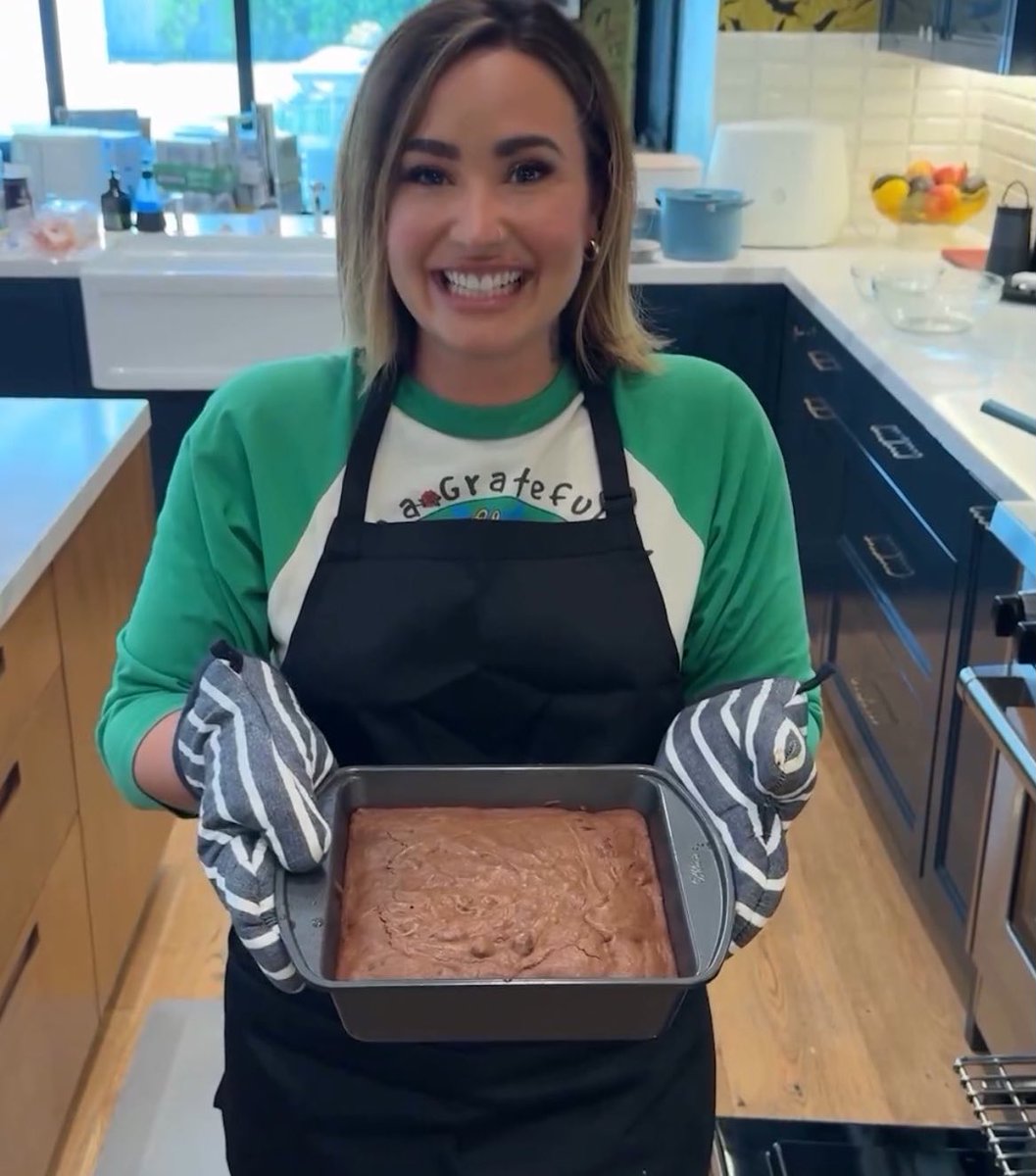 lionddll's tweet photo. já pararam pra pensar que a 6 anos atrás nessa data iríamos perdendo a demi pra sempre e na data de hoje ela está postando vídeo cozinhando no Instagram? eu n gosto de ficar batendo nessa tecla mas as vezes reclamamos tanto pela carreira está parada q esquecemos o importante https://t.co/cHunhsPvLE