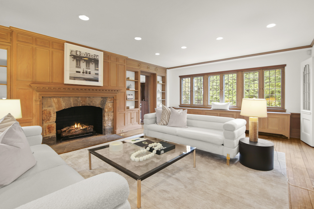 LuxuryPortfolio's tweet image. Discover this updated 6-bedroom home on 1.35 acres in #BelleHavenPeninsula. Enjoy sunlit interiors, a #ChefsKitchen, spacious rooms, and a Great Room above the 6-car garage. Full listing: bit.ly/3WlC6B4 #LuxuryPortfolio #LuxuryHomes #GreenwichConnecticut