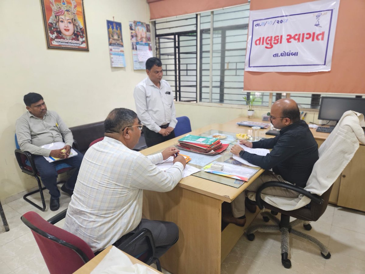 CollectorGodhra's tweet image. તાલુકા સ્વાગત કાર્યક્રમ અંતર્ગત મામલતદાર કચેરી ઘોઘંબા ખાતે હાજર રહી જમીન માપણી,ગ્રામ્ય કક્ષાએ રોડ - રસ્તા, વીજળી  વિગેરે અંગે અરજદારશ્રીઓના પ્રશ્નો રૂબરૂ સાંભળી તમામનો હકારાત્મક નિકાલ કરવામાં આવ્યો.@CMOGuj @kuberdindor @rmanjhu @revenuegujarat #SwagatProgram