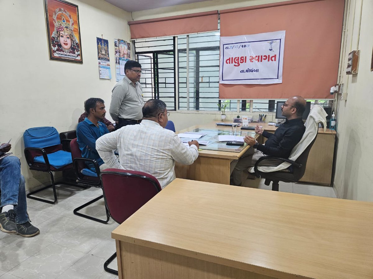 CollectorGodhra's tweet image. તાલુકા સ્વાગત કાર્યક્રમ અંતર્ગત મામલતદાર કચેરી ઘોઘંબા ખાતે હાજર રહી જમીન માપણી,ગ્રામ્ય કક્ષાએ રોડ - રસ્તા, વીજળી  વિગેરે અંગે અરજદારશ્રીઓના પ્રશ્નો રૂબરૂ સાંભળી તમામનો હકારાત્મક નિકાલ કરવામાં આવ્યો.@CMOGuj @kuberdindor @rmanjhu @revenuegujarat #SwagatProgram