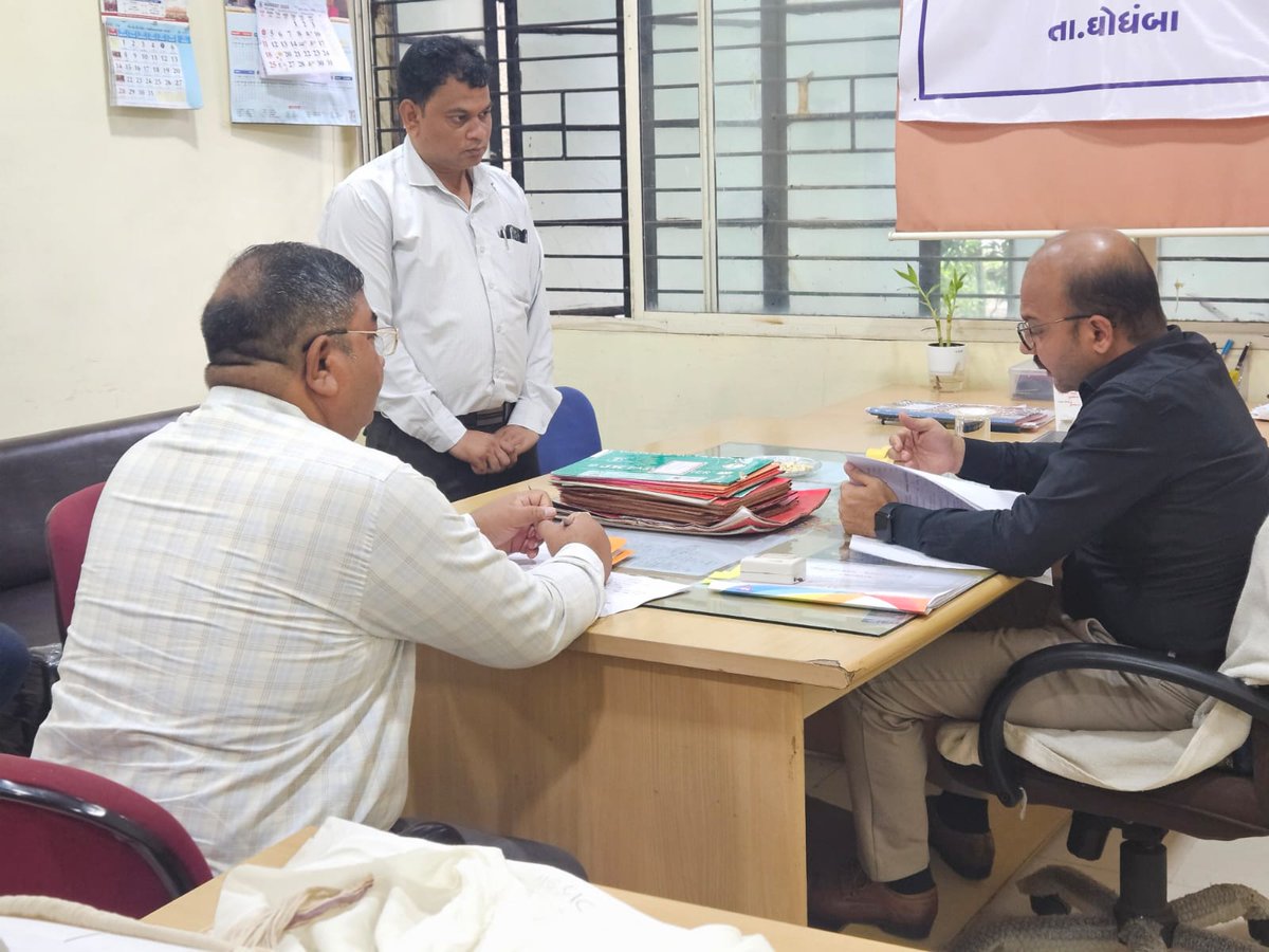 CollectorGodhra's tweet image. તાલુકા સ્વાગત કાર્યક્રમ અંતર્ગત મામલતદાર કચેરી ઘોઘંબા ખાતે હાજર રહી જમીન માપણી,ગ્રામ્ય કક્ષાએ રોડ - રસ્તા, વીજળી  વિગેરે અંગે અરજદારશ્રીઓના પ્રશ્નો રૂબરૂ સાંભળી તમામનો હકારાત્મક નિકાલ કરવામાં આવ્યો.@CMOGuj @kuberdindor @rmanjhu @revenuegujarat #SwagatProgram
