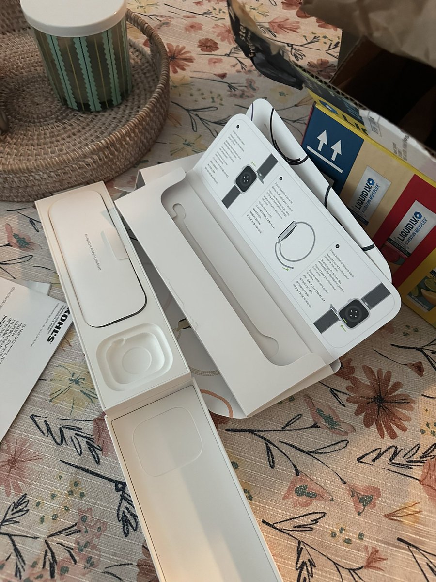 Lexi_Chicky's tweet photo. Ordered an Apple Watch from @amazon and received an empty box… unbelievable https://t.co/rDGf6ekhzN