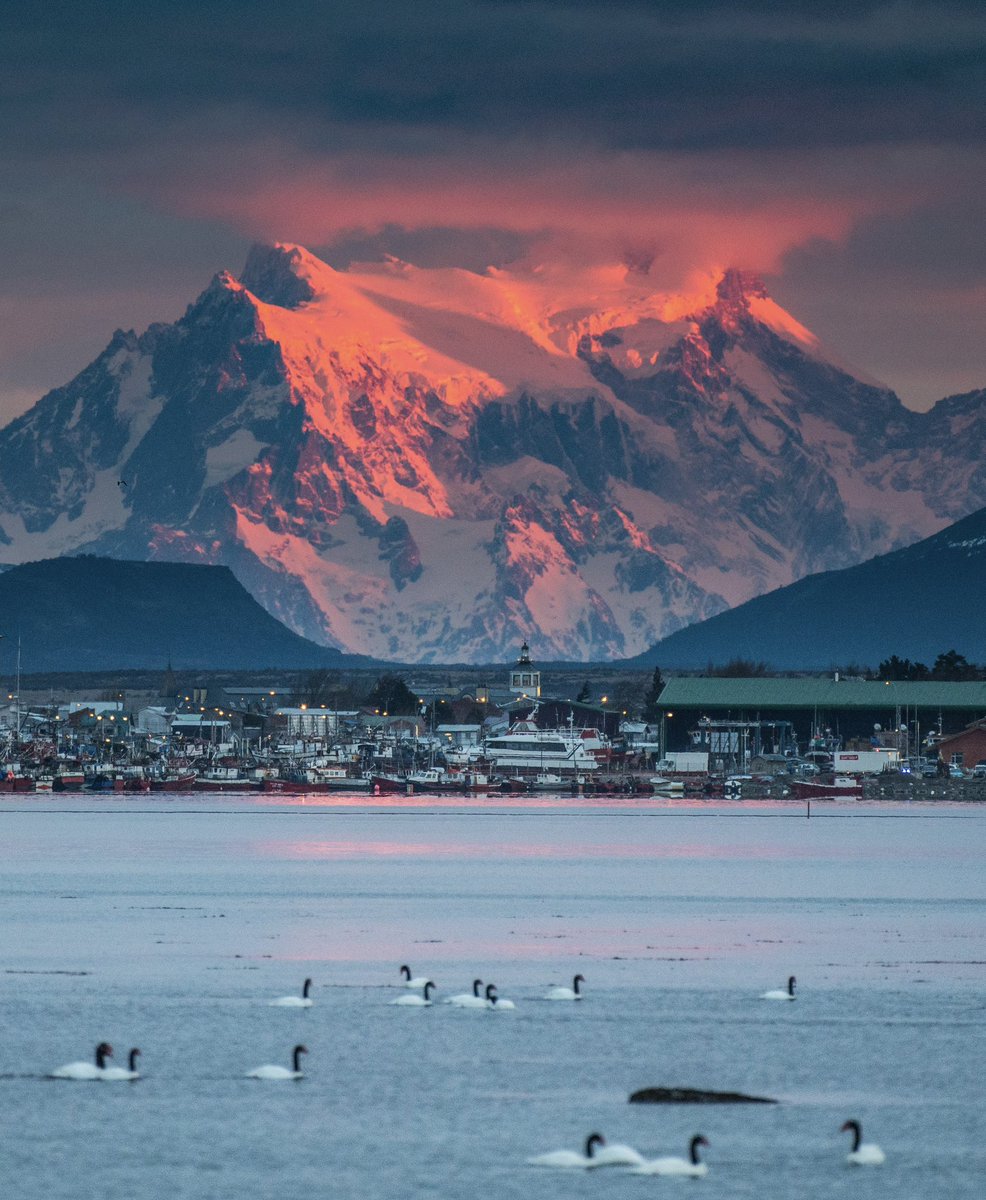 tdhalleine's tweet image. Quizás parece falso pero no lo es : Puerto Natales con el monte Paine Grande de fondo (si, se ve algo de Torres del Paine a lo lejos desde Natales). Hermosa Patagonia al amanecer. 🇨🇱 #Chile