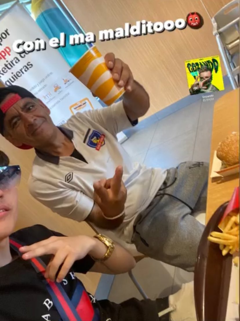 matisolo25's tweet photo. Lo vio con lo vio en el Mac y a vo ni en el cascarón emos visto pollo kl #chile #gangsteramericano #flaite https://t.co/8DVG5Eft0y