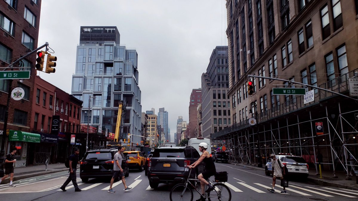 NatalieAPalumbo's tweet image. In the city today. New York looks great in grey. And my studio playing @thebeatles Channel. I 💙 NY. 🎨🎶 

#newyorknewyork #manhattan #motiongraphicsdesigner #visualeffectscompositor