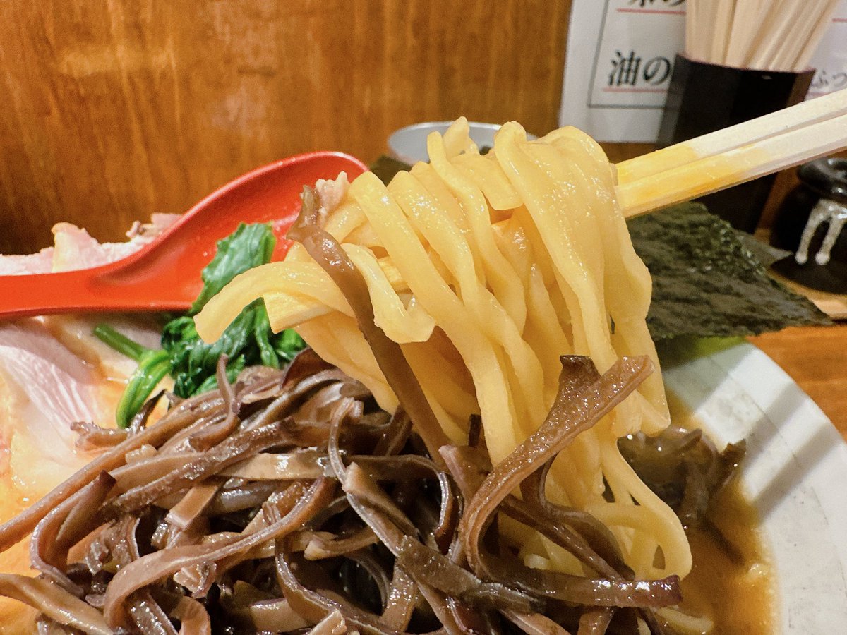 Heine_Aegis's tweet photo. 2024年133杯目🐲
皆様いつもいいね！👍RP感謝です！🙇🏻
体が薫香を求める！ #麺家龍 さんで激ウマーなラーメン頂きましたぁぁあ！(*'ω'ﾉ🍜ﾉ
→お店X @ryo11291027

•チャーシューメン+各種TP
•卵かけご飯

#麺活 #ラー句 #麺DeLaSoul #ラーメン好きと繋がりたい #今日は麺の日ふっふー

お好みは全て普通派👍
グッと沁みる豚骨醤油スープが最高！💯
ウデとロースのチャーシューは薫香最高！いつにも増して心を捉えて離さない！
ツルモチな中太麺もスープを捕らえて離さない！
合わない訳がない最高のTKG！ご飯のお代わりは我慢YO🎵

大変美味しゅう頂きました！(*-ω人)
ご馳走様でした〜！ε=(´∀｀*)

【ラー句↓】
