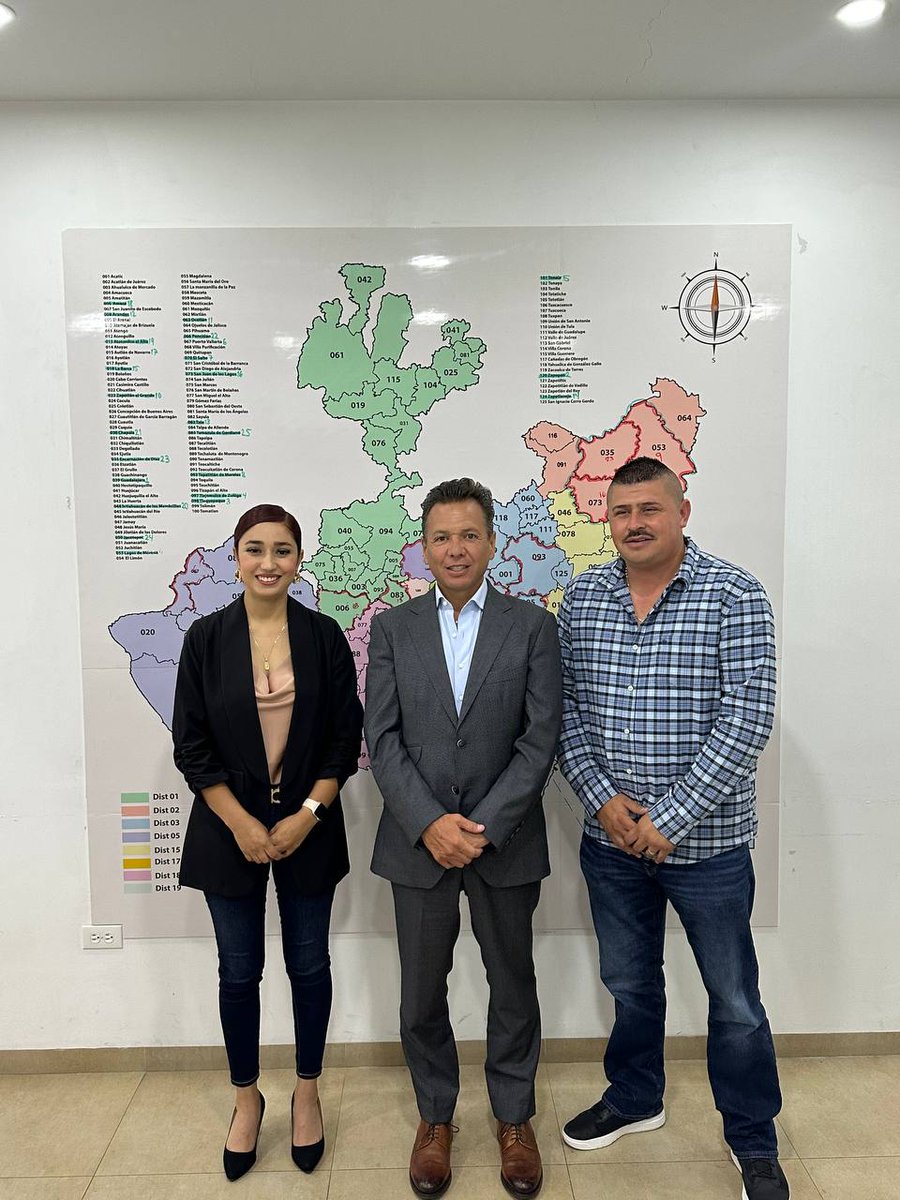 PabloLemusN's tweet photo. Esta tarde recibí al Presidente Municipal en funciones de Cuautla, Juan Manuel Torres Arreola, y a la Presidenta Municipal electa por el Partido Verde, Luz del Carmen López Valle. Platicamos sobre los diversos proyectos e inversiones en infraestructura para este municipio. 

Fue un gusto recibirlos 🤝 y reafirmar nuestro compromiso de trabajar y apoyar a todas y todos los presidentes electos de las diferentes fuerzas políticas, sin distinción partidista. Estamos enfocados en construir un futuro mejor para Cuautla y sus habitantes, colaborando en proyectos que impulsen el desarrollo de nuestro estado.