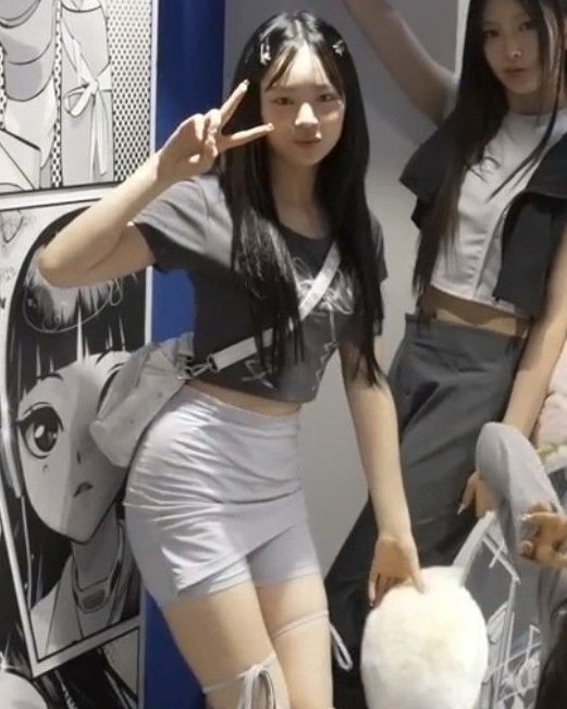 hanni pics (@hannidaily) on Twitter photo 