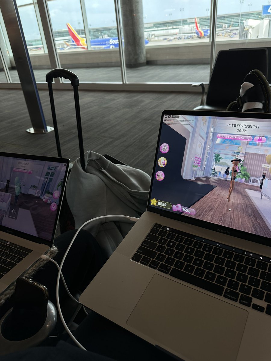 TheNatRosa's tweet photo. got to the airport early to play dti https://t.co/gZlG0OLzaF