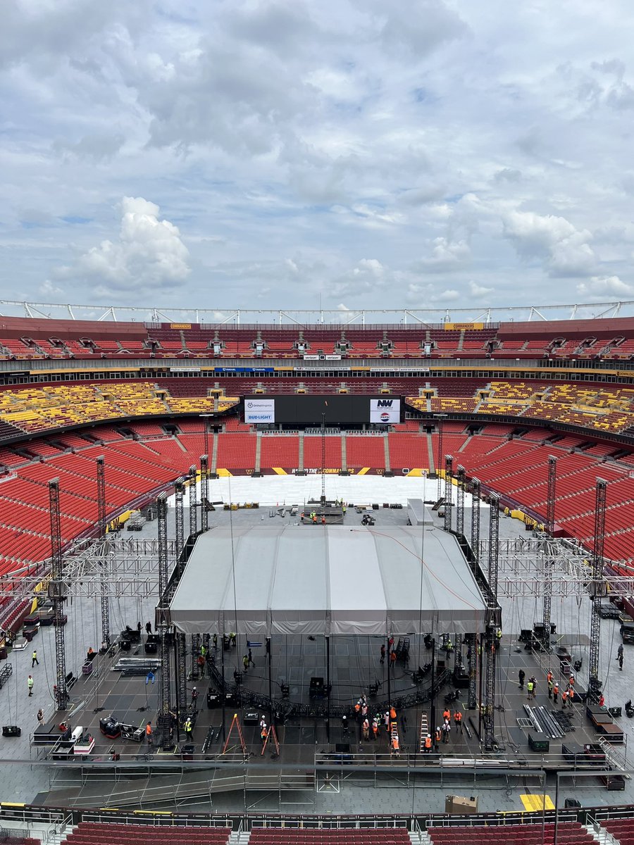 D.C., the crew is getting the stage ready. See y’all this weekend.

TICKETS: seatgeek.com/luke-combs-tic…