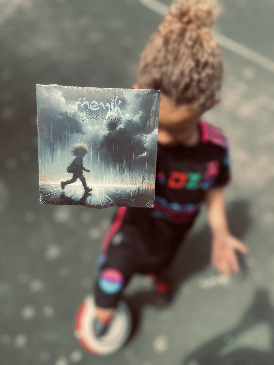 menik6210's tweet photo. « Ciel noir » disponible en édition physique limitée ! https://t.co/dz8iZ34pOO
