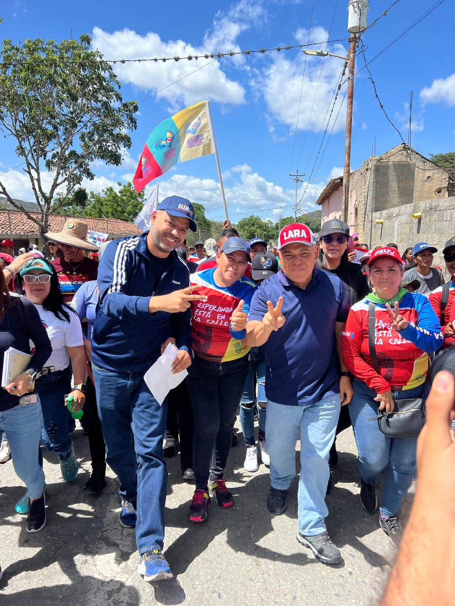 Hace unos días estuvimos compartiendo con nuestros hermanos y hermanas de la Parroquia Buena Vista junto al Gobernador <a href="/AdolfoP_Oficial/">Adolfo Pereira Gobernador</a>. Siempre hemos recibido el amor y el cariño sincero de los habitantes de esta hermosa zona rural de #Barquisimeto. Gracias por tanto, sigamos