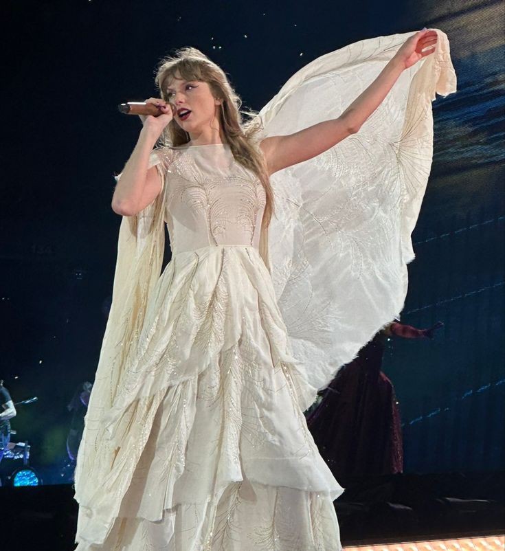swiftie13stan's tweet photo. Hamburg N2 surprise songs/canciones sorpresa: 🎸The Last Great American Dinasty × Run & Nothing New × Dear Reader🎹 #TaylorSwift #erastourhamburg #TLGAD #folklore #Run #NothingNew #REDtv #DearReader #Midnights happy birthday to folklore🩶 https://t.co/CwSmqI8FJB
