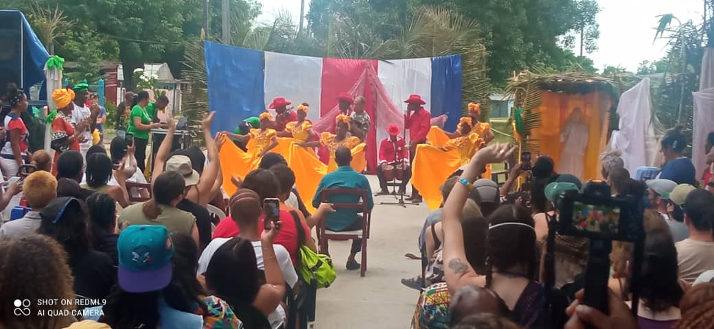siempreconcuba's tweet photo. La 52 Brigada Venceremos @VB4Cuba en la comunidad Argeo Martínez de Guantánamo compartiendo con el proyecto comunitario "Jagüey La Esperanza"
#VB4cuba #OFFthelist #LetCubaLive https://t.co/Vv83vBNuBR